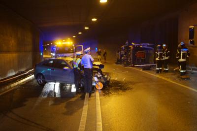 Verkehrsunfall im Hengstaeckertunnel Stuttgart Vaihingen